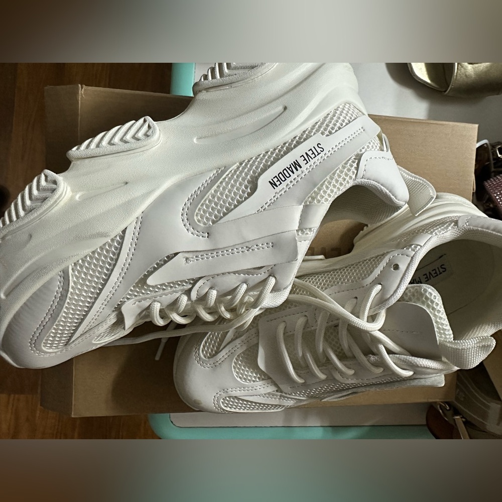 White steve madden shoes. Like new in box